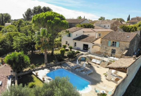 Domaine en pierre avec piscine et jacuzzi au Mas Lucia
